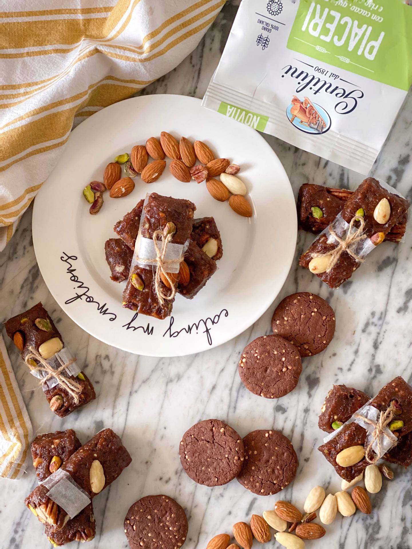 Barrette con datteri, frutta secca e Piaceri con cacao, quinoa e riso croccante