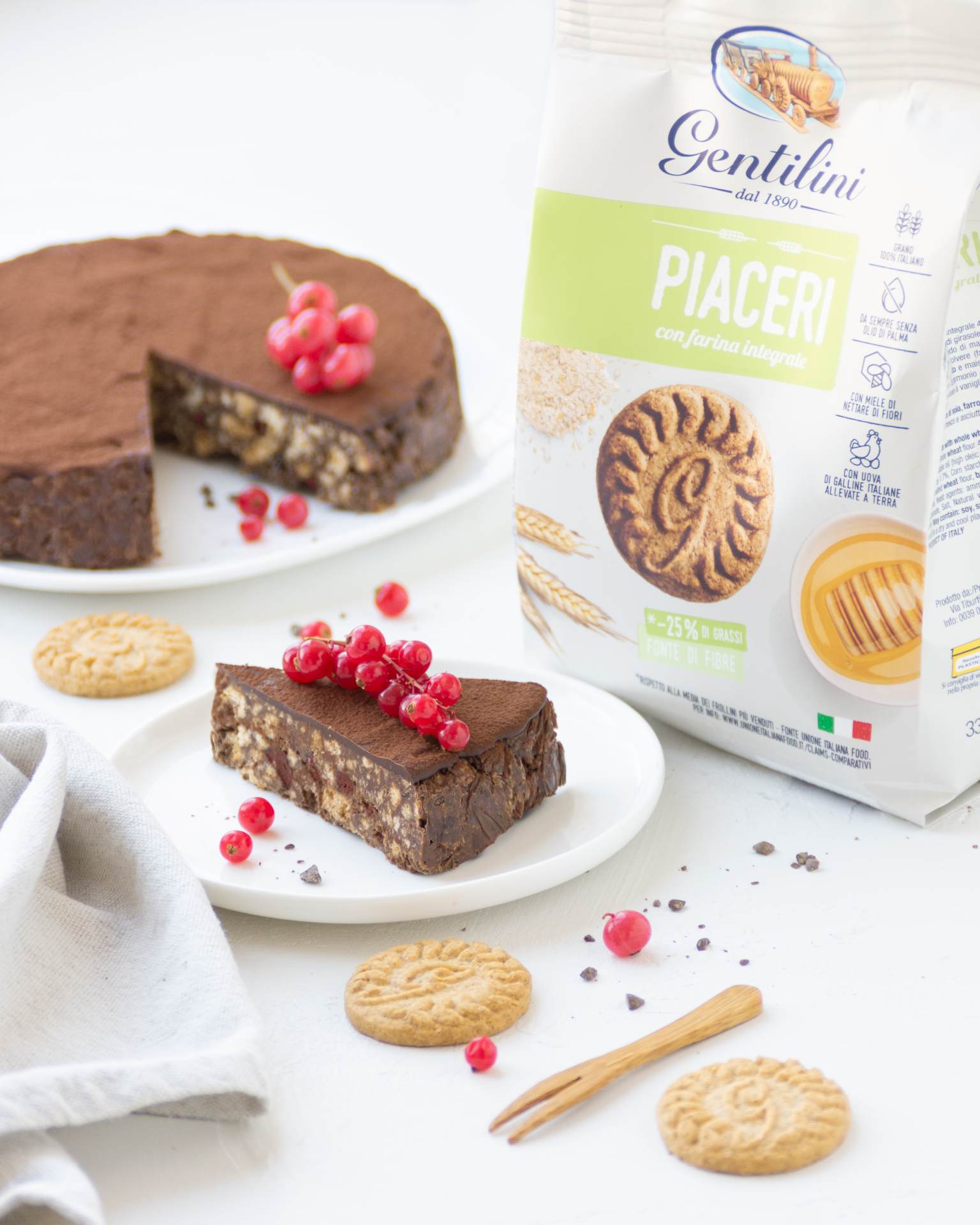 Torta di biscotti al cioccolato e frutti rossi