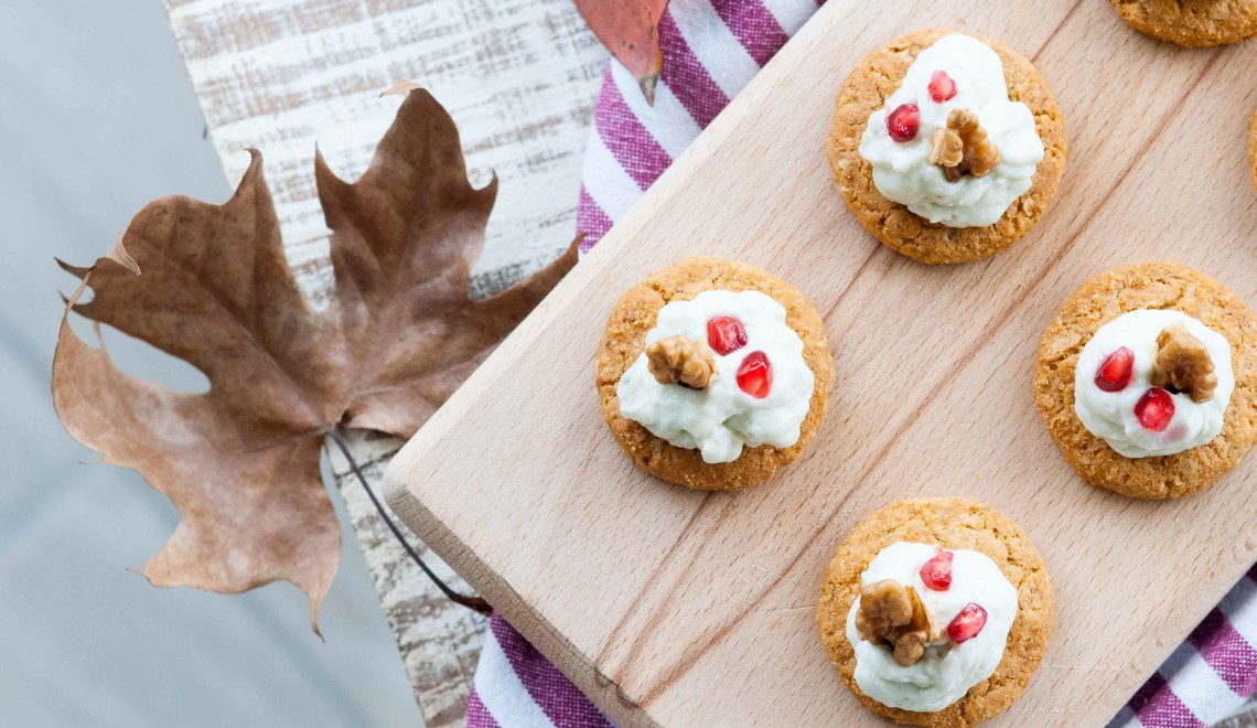 Piaceri con fiocchi d’avena e cereali croccanti con mousse di Roquefort e noci